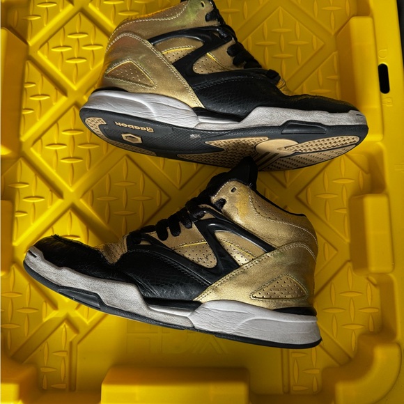 ✏️2/$35- Reebok Pump Sneakers in Black and Gold - Picture 3 of 4